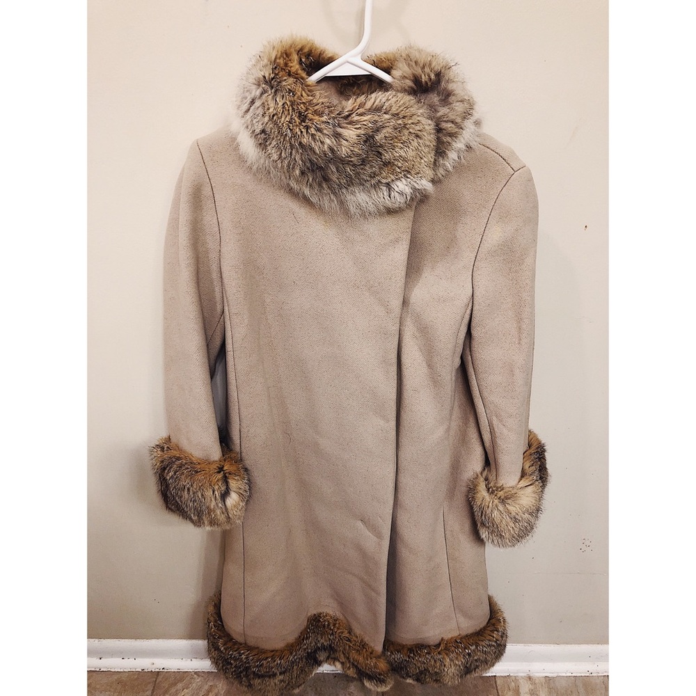 Elegant Winter Coat with Fur Trim